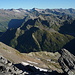 Gipfelpanorama von der Cima de Gagela nach NW: über dem Val Largè die gewundene Kette von der Cima de la Bedoleta bis zu I Rotond. Darüber am Horizont links Puntone dei Fraciòn, Piz de Stabi und Zapporthorn