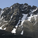 Die Plamorter Spitze. Der Klettersteig verläuft auf dem zentralen Pfeiler durch die Nordflanke des Berges.