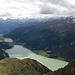 Reschensee vom Gipfel der Plamorter Spitze. Im Hintergrund links das Ortler-Massiv (3905m).