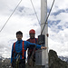 Tobias und Andreas am Gipfelkreuz der Plamorter Spitze (2985m).