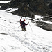 Andreas beim Abstieg durch das letzte steile Schneefeld.