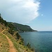 am Ortsende von Bolschije Koty führt der Wanderweg auf gutem Pfad, bei leider weniger gutem Wetter, die Steilküste hinauf ...