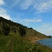 die Wanderung führt immer entlang des Baikalufers, oft durch saftig grüne und blumige Wiesen