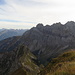 Ausblick vom Gipfel des Fronalpstocks Richtung Nordosten: Das mächtige Massiv des Mürtschenstocks dominiert die Szenerie