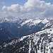 3 schöne Schneeschuh und Skiberge für den Winter im Vordergrund in Bildmitte (v.r.n.l: Ochsenälpeleskopf (1905 m), Kreuzkopf (1910 m), Gugger (1863 m)). Links dominiert der Thaneller (2341 m)