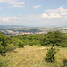 Úhošť - Ausblick aus dem östlichen Teil des Gipfelplateaus. U. a. ist die Stadt Kadaň zu sehen.