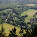Úhošť - Tiefblick von den Abbrüchen am südwestlichen Rand des Gipfelplateaus auf Brodce (Ortsteil von Kadaň).