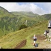 Alm am Pinzgauer Spaziergang oberhalb der Bürglhütte mit Geißstein (rechts in den Wolken, Rescheskogel (Mitte in den Wolken) und Rinnkogel (links der Mitte), Kitzbühler Alpen, Österreich