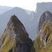Blick und Spur zur Abgelösten, dahinter weitere Alpinwanderprominenz