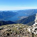 Gipfelsteinmann mit Schweizerfähnli - und fantastischem Ausblick ... bis zur Monte-Rosa-Gruppe