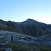 Start auf Alpe Bardughè ("Badzimmer" - mit wbw Markierung) in der Morgenfrische