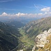 Tiefblick ins Valsertal, hinten die Stubaier Alpen