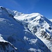Blick zum Tacul und in der Ferne der Dome du Gouter, das Vallot Biwak und der Mont Blanc