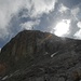 Blick zurück zum Gipfelkreuz der Sulzfluh aus dem Gemschtobel - sind bereits im Abstieg 