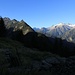 Die Reste der Alp Oberstafel vor imposanter Kulisse.