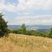 Úhošť - Ausblick aus dem östlichen Teil des Gipfelplateaus in Richtung des etwa nördlich gelegenen Kraftwerkskomplexes Elektrárny Prunéřov.