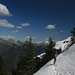 das letztes Stück zum Monte Corno führt über Schnee, hinten links die Spitze des <a href="http://www.hikr.org/tour/post9006.html"><strong>Monte Cadria</strong></a> 