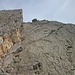 Steile Felsplatten vermitteln eine alpine Szenerie.
