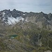 Hinter dem Roßkarsee bilden die Berge zwischen Südlicher Torspitze und Großer Schafkarspitze eine alpine Kulisse.
