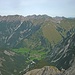 Tiefblick auf Gramais; dahinter der Grat, der von der Lichtspitze über's Zirmebenjoch nach Südosten zieht.