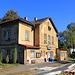 Mlýny, Bahnhof, an der Stirnseite tritt die alte Beschriftung zu Tage