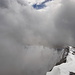 Gespenstischer Grat am Piz Minschun - immer wieder drücken die Wolken von Süden herein