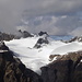 Zoom zu den selten bestiegenen Chalausspitzen, unter denen ein doch ziemlich mächtiger Gletscher eingebettet ist