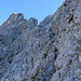 Kurz danach stehe ich am Beginn des wenig schwierigen Klettersteiges, der zur oben sichtbaren Mayrbergscharte hinaufleitet.