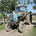 In Советское / Sowjetskoje - In der Nähe der Werkstatt des Sowchos steht u. a. dieser  Беларусь (Belarus) Traktor, Modell MTЗ-80, Baujahr 1989, damals noch "Made in USSR" (MTЗ = Минский тракторный завод, Minsker Traktorenwerke). Während wir in Pridnestrowien und in der Republik Moldau fast nur blaue Belarus-Traktoren treffen - sind die Exemplare bei uns zu Hause meist rot. Sachen gibt's ...