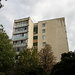 In Рыбница / Rybniza - "Natürlich" gibt es auch in Рыбница Plattenbauten. Hier ragt ein solcher über die Wipfel der Bäume unweit des Stadtzentrums. 