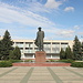 In Рыбница / Rybniza - Am Lenin-Denkmal (памятник Ленину) im Zentrum der Stadt. Im Hintergrund ist der Kultur-Palast von Рыбница (Рыбницкий Дворец культуры) zu sehen.