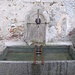 Fontana con vasca in pietra a Quassolo.
