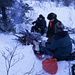 "Survival"Feuer im Schnee. Auf dem Grill: Wienerli