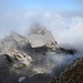 Tiefblick zu Kleinkaiser, Fritz Pflaum Hütte und Mitterkaiser. Interessant auch - rechts wo die Wolken so reinziehen ist das Kleine Griesner Kar und oberhalb der Pflaum Hütte zieht das große Griesner Kar von der Griesneralm herauf