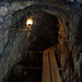 Im Tunnel vor der Hängebrücke