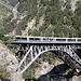 Brücke mit Zug aus einer anderen Perspektive