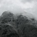 Wolkenfetzen ziehen an den Felswänden des Wilden Kaisers vorbei, während wir bei der Griesneralm unser Weißbier genießen
