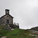 Die Kapelle St. Martin in Monti di Ditto. Sie steht auf einem Felsen, von dem aus sich eine prächtige Aussicht in die Magadino-Ebene und ins Locarnese bietet.