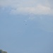 Fallschirmspringer über der Kappelle von Monti di Ditto.