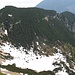 Rückblick zum Dreisesselberg; der Aufstieg erfolgte über den Steig, der rechts am Bildrand zu sehen ist und über das harmlose Schneefeld führt, das die Mulde bedeckt. Bald wird es der Vergangenheit angehören.
