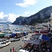 Der geschäftige Hafen Marina Grande auf Capri.