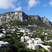 Im Hauptort auf Capri. Irgendwo zwischen den Felsen rechts der Bildmitte führt ein guter Wanderweg auf den höchsten Berg der Insel.