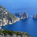 Die berühmten Felsblöcke im Meer vor Capri, vom Monte Solaro aus gesehen.