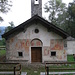 La facciata a capanna con affreschi del XV e XVI secolo di scuola cagnolesca di Santa Maria di Luzzara.