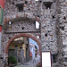 La cosiddetta Porta Romana o della Valle, unica ancora visibile delle cinque porte di Omegna. In realtà risalente al 1100 d.C.