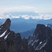 Zwei Bergsteiger auf dem Doigt de Dieu und im Hintergrund eine Gewitterzelle über Italien