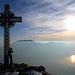 Am Gipfelkreuz des Sassariente – Sonne, Dunstmeer und Lago Maggiore (Foto [U sglider])