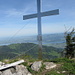 Vom Gipfelkreuz Gross Aubrig 1695 m geht der Blick zum Obersee