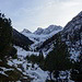 Start im winterlichen Plötzigbachtal.Hinten die Gabelspitze.
