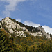 Blick hinauf zu den Felsen des Höhenrücken des Mont Raimeux
